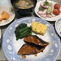 つばすの照り焼き。赤と黄色の南天の実