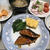 つばすの照り焼き。赤と黄色の南天の実