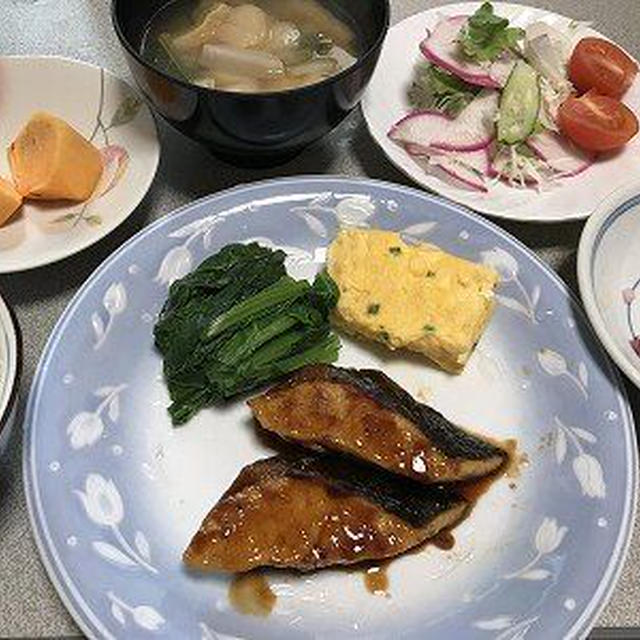 つばすの照り焼き。赤と黄色の南天の実