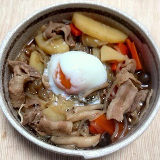 豚肉じゃがの温泉玉子載せ