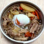 豚肉じゃがの温泉玉子載せ