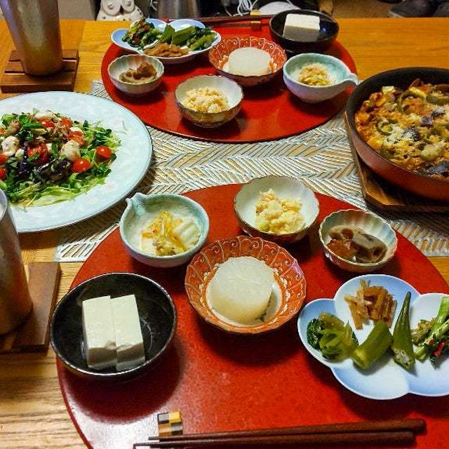 ありもん野菜のパエリアとプチトマト蒸しなすとモッツァレラチーズのマリネ、小鉢９品で晩酌