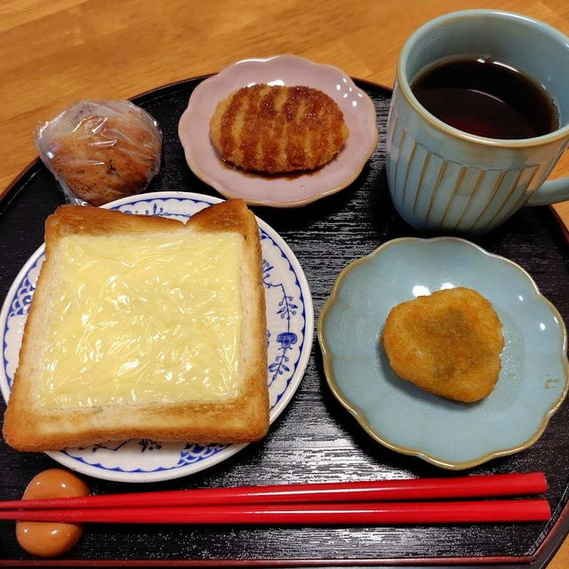 チーズトーストとささみカツとコロッケ
