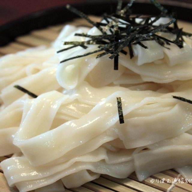 第2回名古屋めし：手羽先のから揚げと、生麺のきしめん。