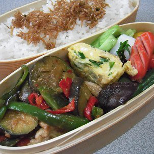 豚肉と茄子の味噌炒め弁当。ガパオライス風焼き飯