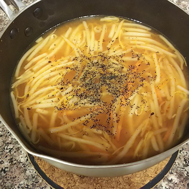 ピリ辛！もやしと人参のオイスターご飯スープ