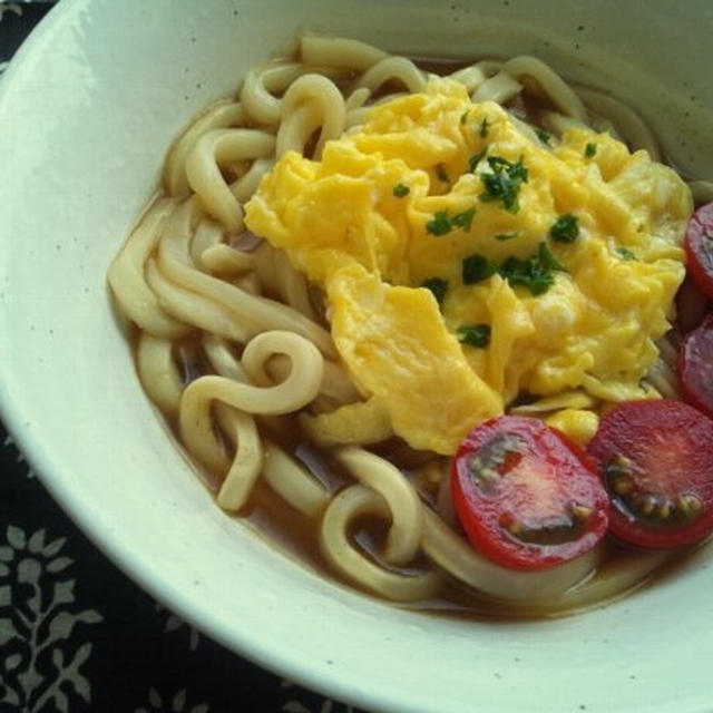 簡単カレーうどん・スクランブルエッグのせ