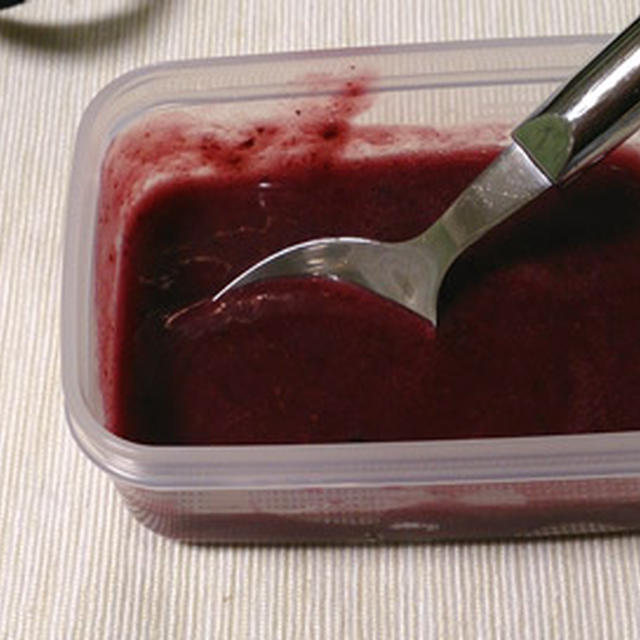 ヨーグルトやケーキなど何にでも使える、苺と冷凍ブルーベリーの万能ベリーソース
