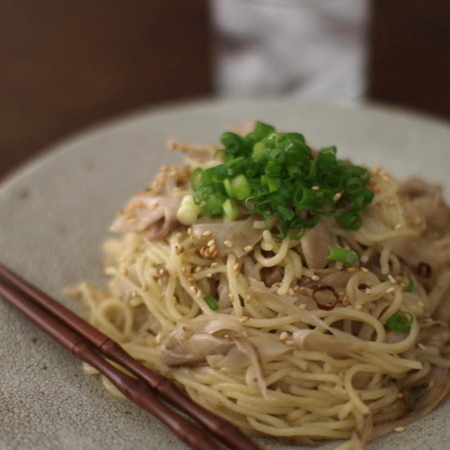 豚バラと牛蒡の塩焼きそば。