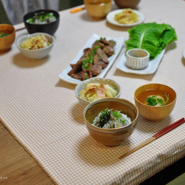 フライパン焼き肉のサンチュ包みとキャベツとベーコンの柚子コショウ煮