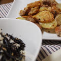 チキンとポテトのかりっとチーズ焼きとひじきのサラダ