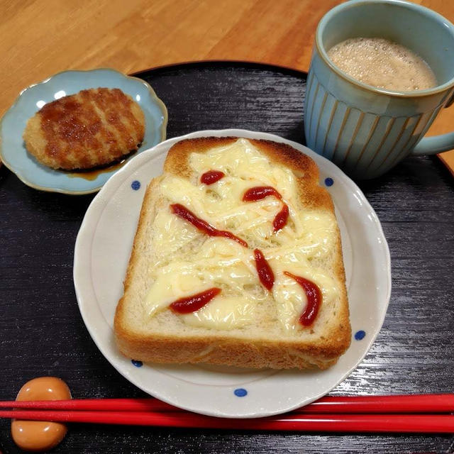 チーズトーストとコロッケ
