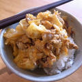 お昼はひとり丼。キャベツと豚肉のチリソース炒め丼