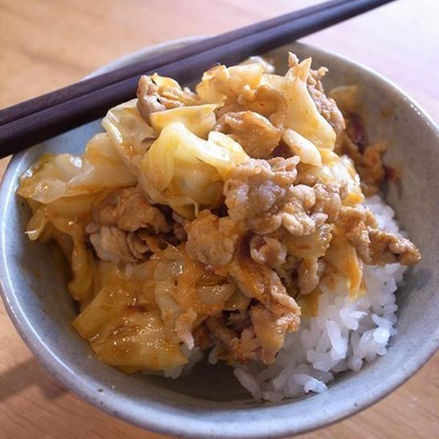 お昼はひとり丼。キャベツと豚肉のチリソース炒め丼