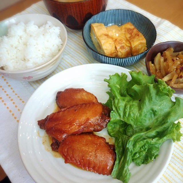 手羽の味噌煮込みとさつまいものきんぴら。