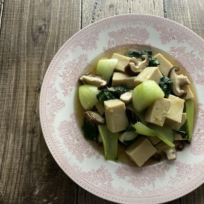 白とピンクの皿にのったチンゲン菜と高野豆腐の中華あん