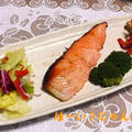 ＜焼き鮭（西京漬け）とチンジャオロースーとサラダのワンプレート＞＜サラミと野菜のジェノベーゼドレッシングのサラダ＞