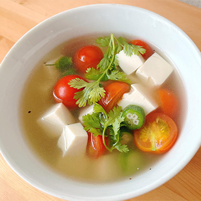 今朝の収穫で、オクラとトマトと豆腐のスープ