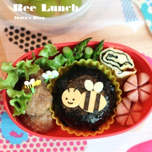 ミツバチ、たこ焼き、卵サラダとターキーハムのロールサンド、おにぎりのお弁当
