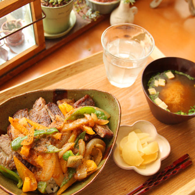 おろし玉ねぎソースのステーキ丼