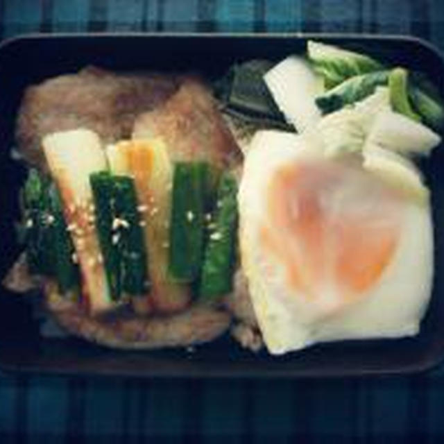*半熟目玉焼きのっけ盛り・生姜焼き弁当♪