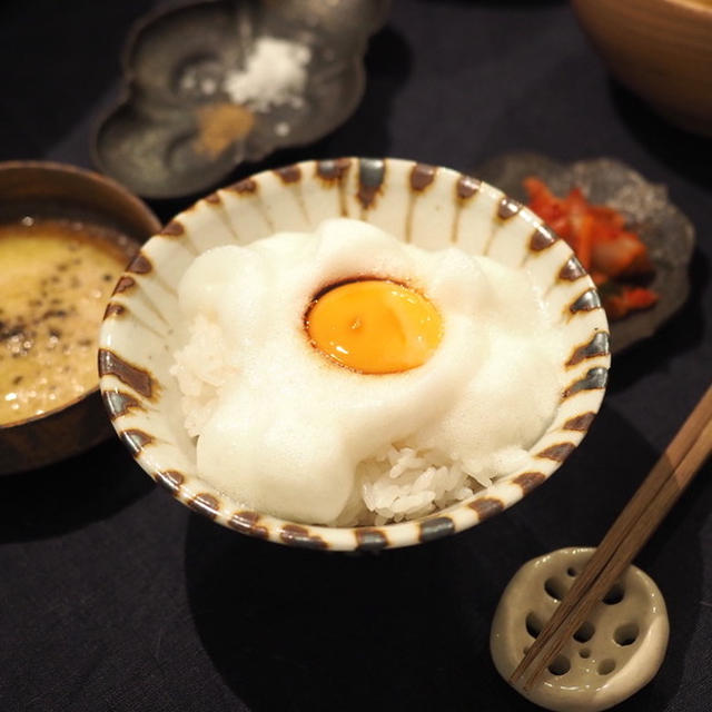 青い卵のふわふわ玉子かけごはんと、三浦野菜の蒸し鍋の夜ごはん