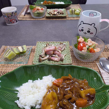 牛すじカレーの献立。今日も特に書くこともなく。