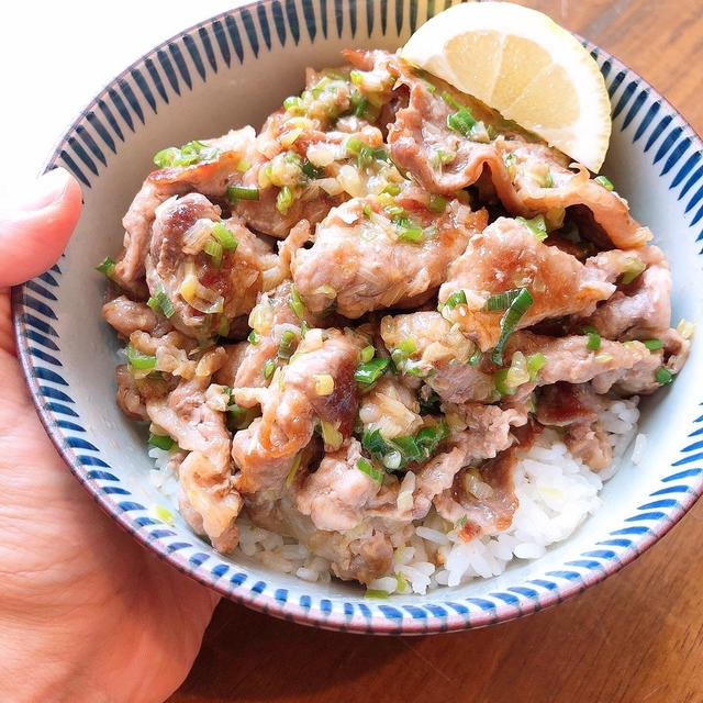 ネギ塩カルビ丼です！！