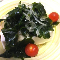 わかめと玉ねぎの冷や奴