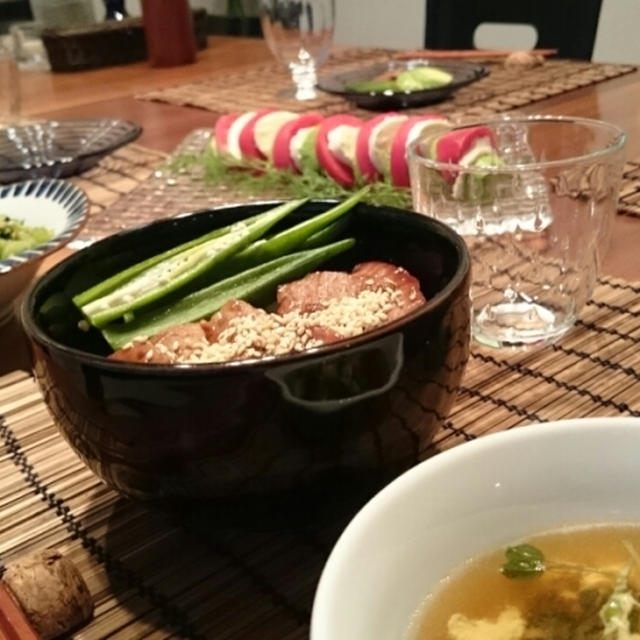 豚丼とトマトのカプレーゼの夕食