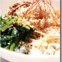 鶏ささみとナムルのヘルシー丼 ..... 韓国海苔と炒り胡麻の混ぜ御飯にのせて　〜女性向け丼〜
