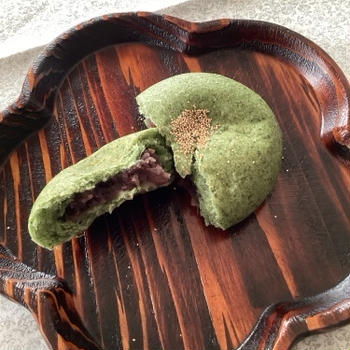 草もちあんぱんを食べながら端午の節句のお菓子を思案する