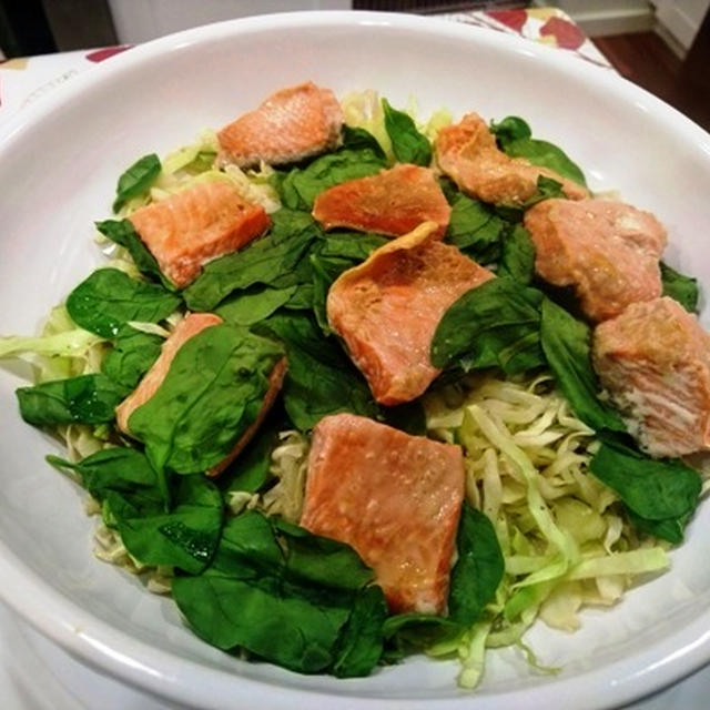 崩れていても、味はたこ焼き ～ 鮭の味噌漬けとキャベツの電子レンジ蒸し