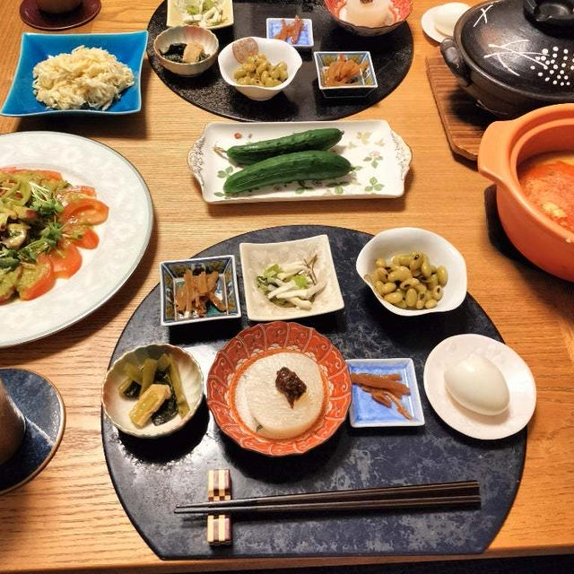 レッドカレーとタコのジェノベーゼマリネとプランターのきゅうりと小鉢6品で晩酌