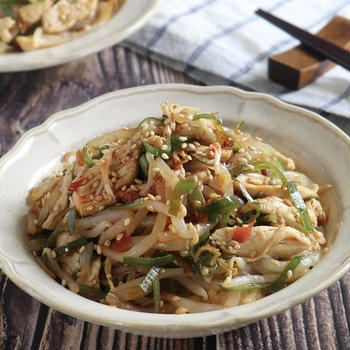 節約食材でパパっと作る！【ささみともやしのピリ辛ネギだれ】