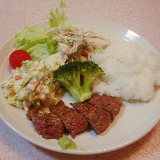 小さい牛肉ステーキのワンプレート