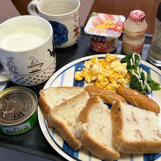 5.8【お家ごはん・朝】ツナクランチ 朝ごパン❣️ﾃﾞｽ。ワタシはオートミル〜♡