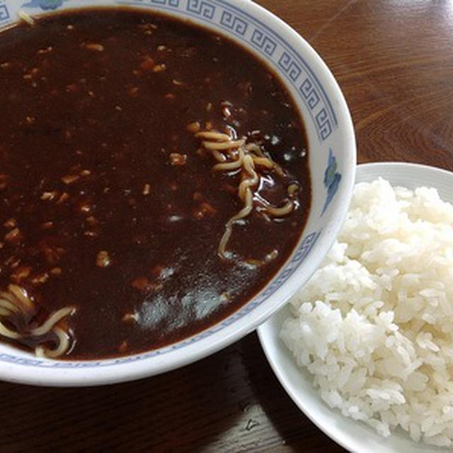 今日のお昼はムシ暑い中「炸醤麺＆ライス」