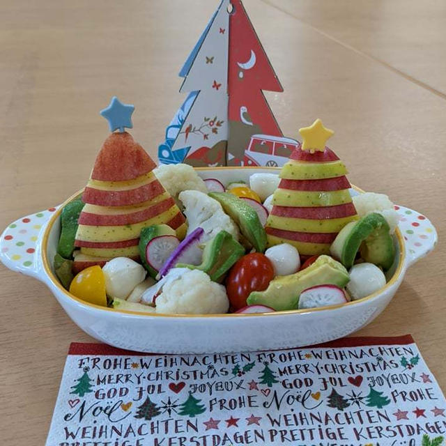 【リンゴでクリスマスツリー・サラダ】楽しくって大騒ぎ。