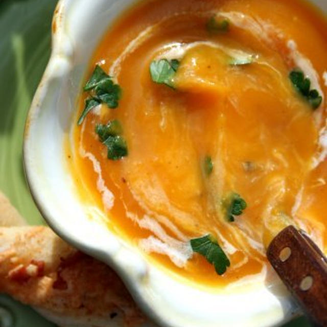 Butternut Squash Garlic Soupバターナッツスクオッシュガーリックスープ、チーズツイスト添え