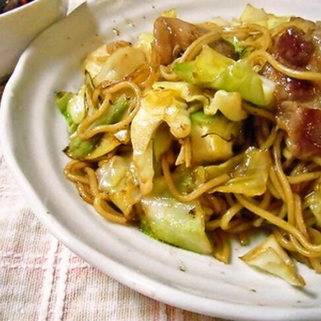 １８円焼きそば　大豆の煮物　新玉ねぎサラダ