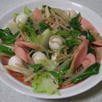うずらの卵と魚肉ソーセージ入り野菜炒め