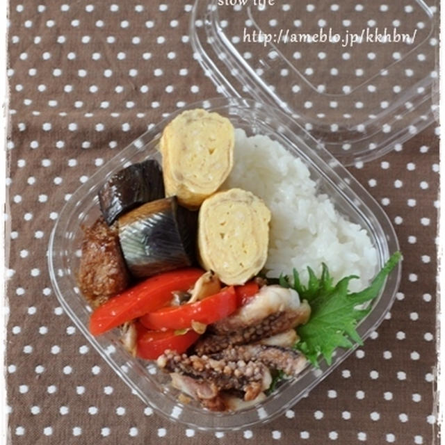 【捨てられるお弁当箱でいろいろ丼弁当】