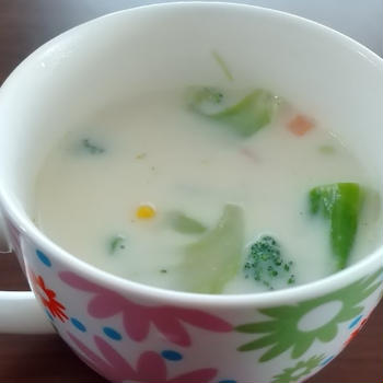 冷凍野菜のミルクコンソメスープ