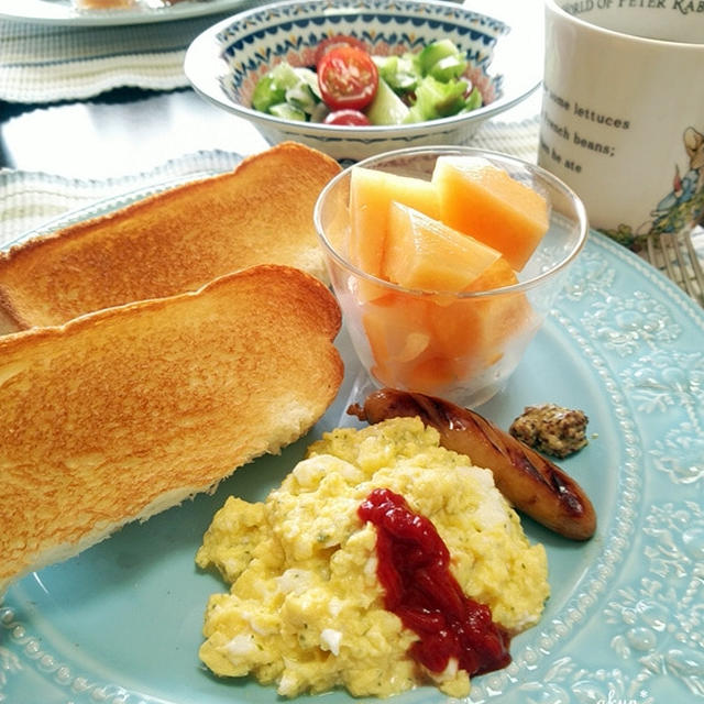 パン続きですが。チーズスクランブルエッグで朝ごはん　と　春よ来い