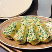 ご飯もお酒もすすむ！栄養もボリュームもしっかり◎香り広がる「たっぷりニラの卵焼き」レシピ