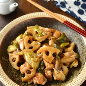 ご飯がススム！「鶏肉と蓮根と長ねぎの黒酢オイスター炒め」