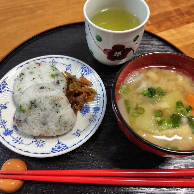 花むすびと味噌汁と福神漬け