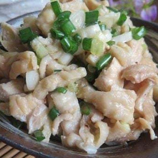 お酒のあてに最高♪　茹で鶏皮のねぎ塩和え