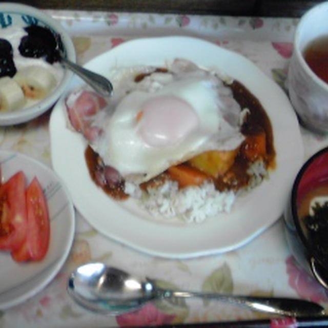 今朝の自分ご飯、圧力鍋カレーにベーコンエッグ、トマト、お気に入りのハスカップヨーグルト♪